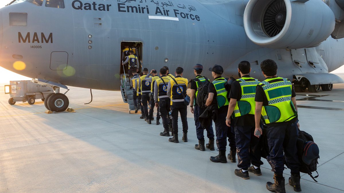 ISF's tweet photo. في إطار المبادرات الإنسانية التي تقودها دولة قطر لدعم الجهود الدولية الرامية إلى إغاثة المتضررين من الكوارث والأزمات الإنسانية، وتحت إشراف مجموعة البحث والإنقاذ القطرية الدولية التابعة لقوة الأمن الداخلي (لخويا)، يشارك فريق من الدفاع المدني السوري، وعدد من المتطوعين من مركز قطر التطوعي، في عمليات البحث والإنقاذ ضمن الجسر الجوي الذي سيرته دولة قطر إلى جمهورية فنزويلا البوليفارية، دعما لجهود الاستجابة للزلزالين اللذين ضربا العاصمة الفنزويلية كراكاس.

وتأتي مشاركة الفريق السوري ضمن المهمة التي تقودها مجموعة البحث والإنقاذ القطرية الدولية امتدادا للتعاون القائم بين الجانبين في مجالات البحث والإنقاذ والاستجابة للكوارث، بما يعزز توحيد الجهود الميدانية، والاستفادة من الخبرات المتخصصة، ورفع كفاءة تنفيذ عمليات الإنقاذ والاستجابة الإنسانية وفق أعلى المعايير الدولية.

كما تأتي مشاركة المتطوعين في هذه المهمة بعد اجتيازهم برنامجا تدريبيا متكاملاً لتأهيلهم على عمليات البحث والإنقاذ العمراني، تحت إشراف مدربين متخصصين من مجموعة البحث والإنقاذ القطرية الدولية. #لخويا