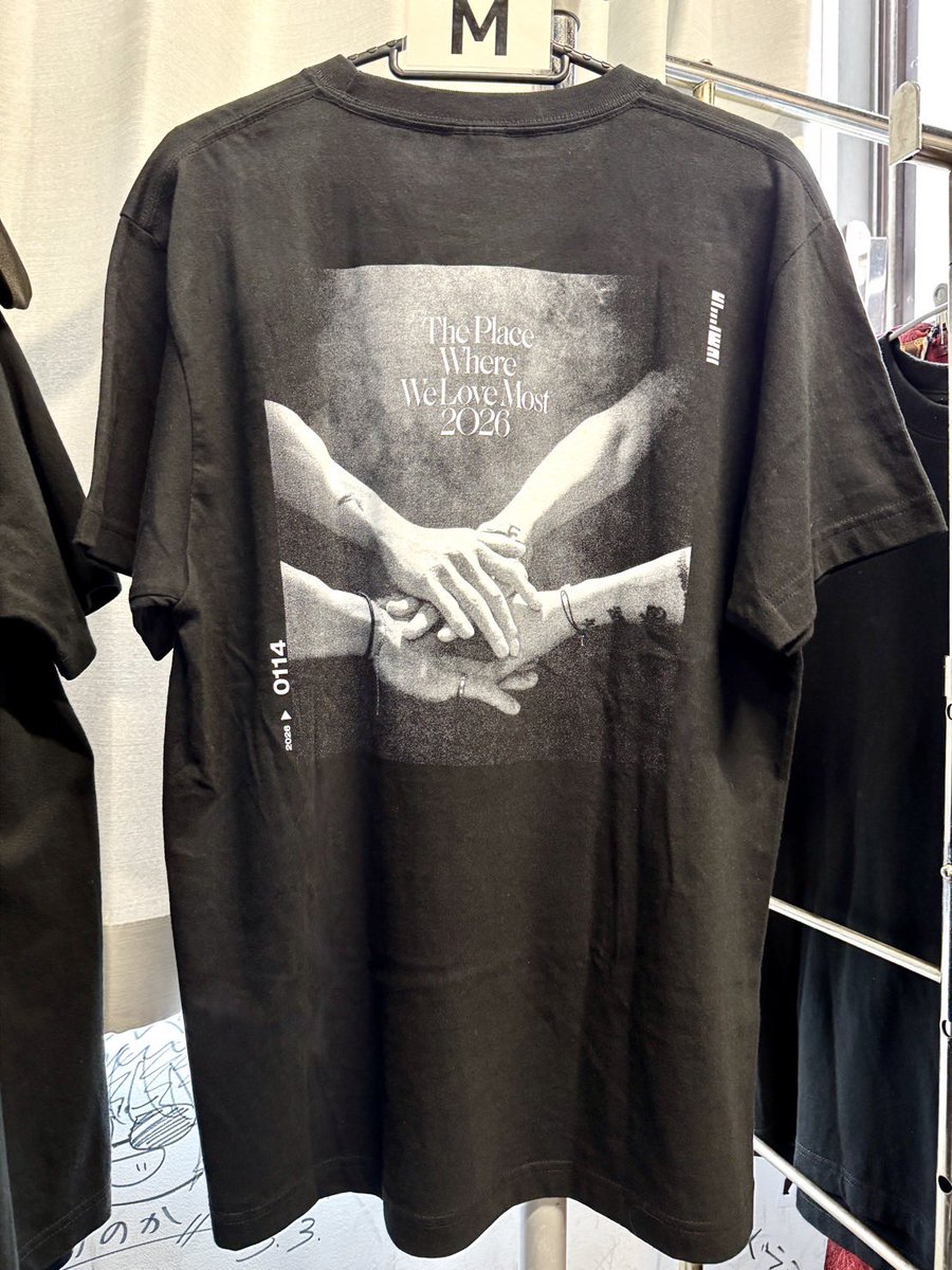 sid_staff's tweet photo. SID LIVE HOUSE TOUR 「いちばん好きな場所 2026」 GOODS

長野 CLUB JUNK BOX
今日の推しグッズ！

大人気！Tシャツ ver.B✨
アレンジなどもぜひ楽しんでください！

#シド #いちばん好きな場所 https://t.co/1F6fA5mwqG