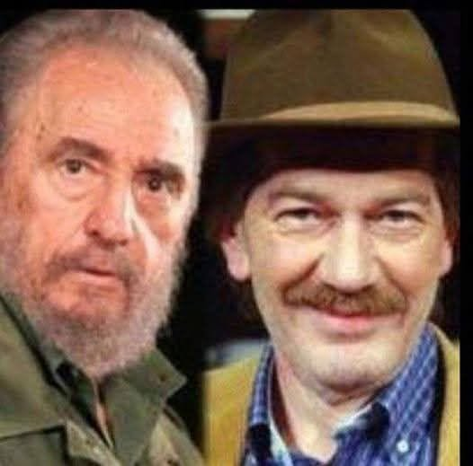 TOPRAK_2_'s tweet photo. Ferhan Şensoy anlatıyor;
“Şans Kapıyı Kırınca” filminin çekimleri için Küba’ya gitmiştik.
Bir gün Fidel Castro tarafından gönderildiklerini söyleyen birkaç kişi ellerinde birkaç zarfla sete geldiler.
Zarflarda farklı meblağlarda paralar vardı.
Yönetmen için 20 dolar, oyuncular için 10, diğer personel için 5’er dolar.
Kabul etmedim tabii, adamlara teşekkür edip geri yolladım.
Ertesi gün ellerinde zarflarıyla tekrar geldi adamlar.
Ama bu defa bir zarf fazlaydı. O zarfta bizzat Fidel’in yazdığı bir mektup vardı.
Şöyle diyordu Fidel;
“Biz çok zengin bir ülke değiliz, ama benim ülkemde emeğe değer verilir. Ve hiç bir emek karşılıksız bırakılmaz. Ülkemizde bulunmanızdan dolayı teşekkürler.”
Parayı kabul ettik.
İlerleyen günlerde zarflar gelmeye devam etti. Taa ki çekimler bitene kadar.
Sonra da paranın hepsini toplayıp Küba’daki bir tiyatroya bağışlamıştık…
Zenginlikle fakirliği yanlış tanımlıyoruz.
Mesela Küba fakir ama orada doktor, sağlık hizmetleri bedava. Bizde paralı.
Küba fakir ama orada hiç kimse aç kalmıyor. Burada kalıyor…