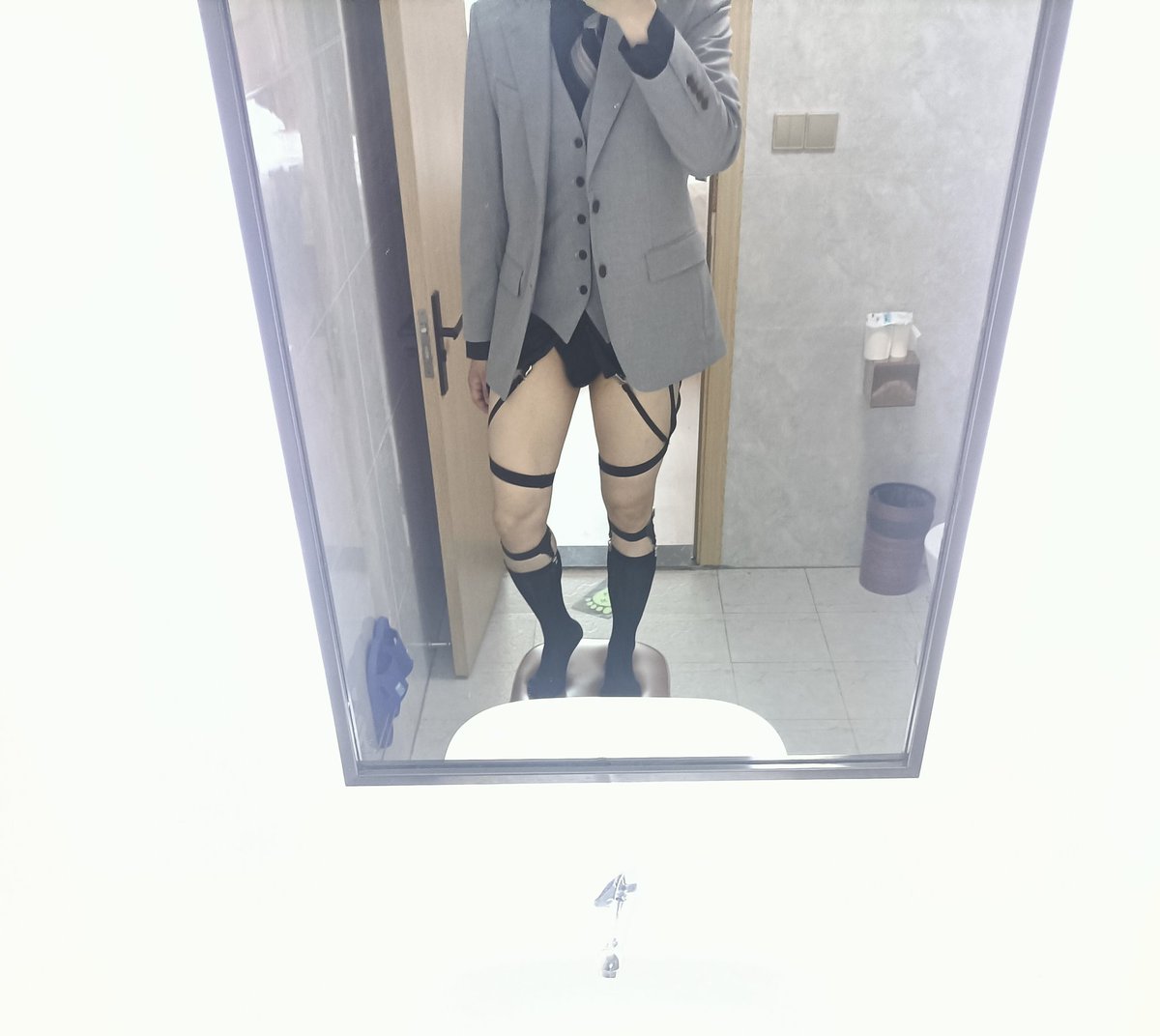 gray69_hz's tweet photo. suits on 全副武装 https://t.co/WCSxvWGeYE
