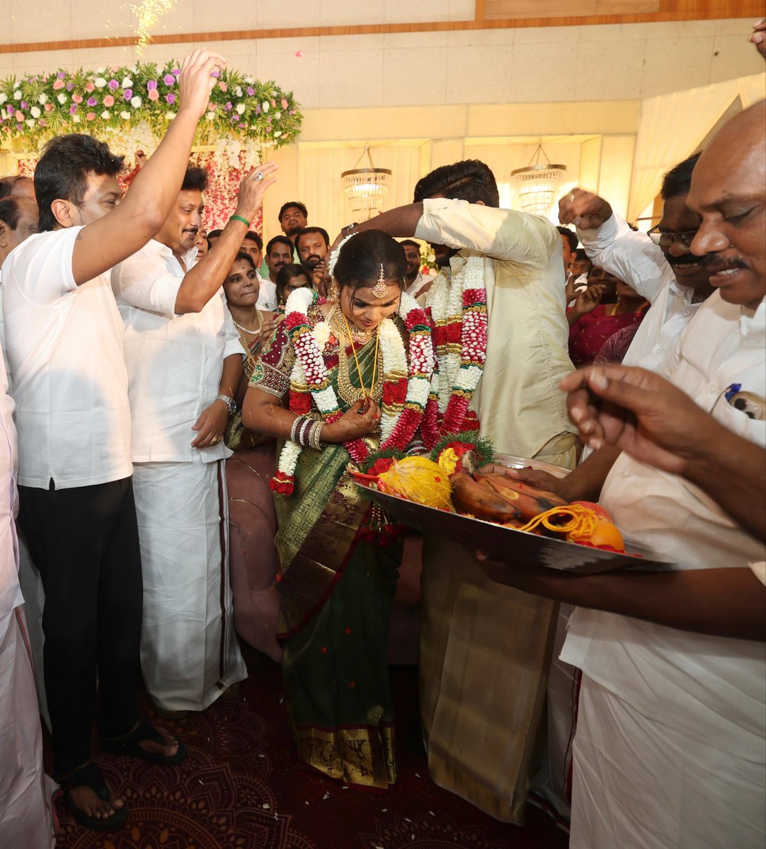 Udhaystalin's tweet photo. தஞ்சை மாவட்ட முன்னாள்  இளைஞரணி துணை அமைப்பாளராக பணியாற்றிய அண்ணன் டி.இராஜேந்திரன் அவர்களின் அன்பு மகன் தம்பி டி.ஆர்.முத்து - பிரியதர்சினி இணையரின் திருமணத்தை திருவோணம் அருகே சுக்கிரன்விடுதியில் இன்று நடத்தி வைத்தோம்.

மணமக்கள் பெரியாரும் - பகுத்தறிவும் போல, அண்ணாவும் - மாநில சுயாட்சியும் போல, கலைஞரும் - கழகமும் போல, தலைவரும் - உழைப்பும் போல பல்லாண்டு வாழ்கவென வாழ்த்தி மகிழ்ந்தோம். 

@durai944 @Anbil_Mahesh @Govichezhian @SMeyyanathan @Murasoli_tnj