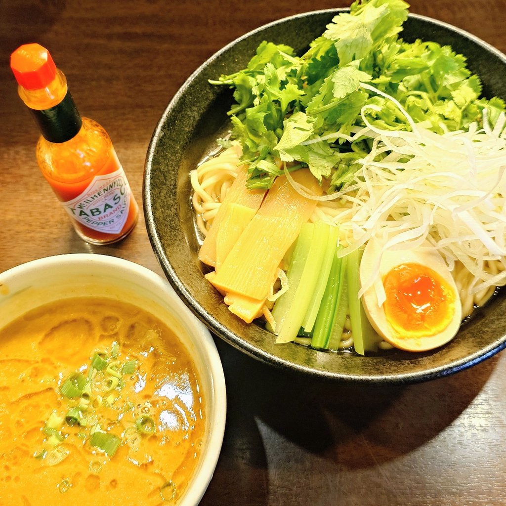 rasayumiyoe's tweet photo. ガンコンヌードル@駒込
エビつけ麺(釜揚げ)大盛 ※大盛無料
甘海老の旨味風味凝縮で濃密なポタージュのような熱々つけ汁と中細平打麺は相性抜群！ 味変のタバスコは必須。更にエスニック感の増すパクチーも追加！やはりクセになる美味しさ☆通し営業且つ22時迄営業なのも嬉しい♪ごちそうさまでした！ https://t.co/DCNLYHblVb