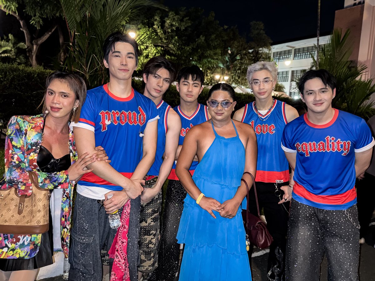 bgyo_ph's tweet photo. Celebrating pride with the Dyusa @joymayanne , Kween Stella Salle and Mathilda Airlines. Happy pride everyone! 
🏳️‍🌈💙

#BGYO https://t.co/J8iRYcSvmO