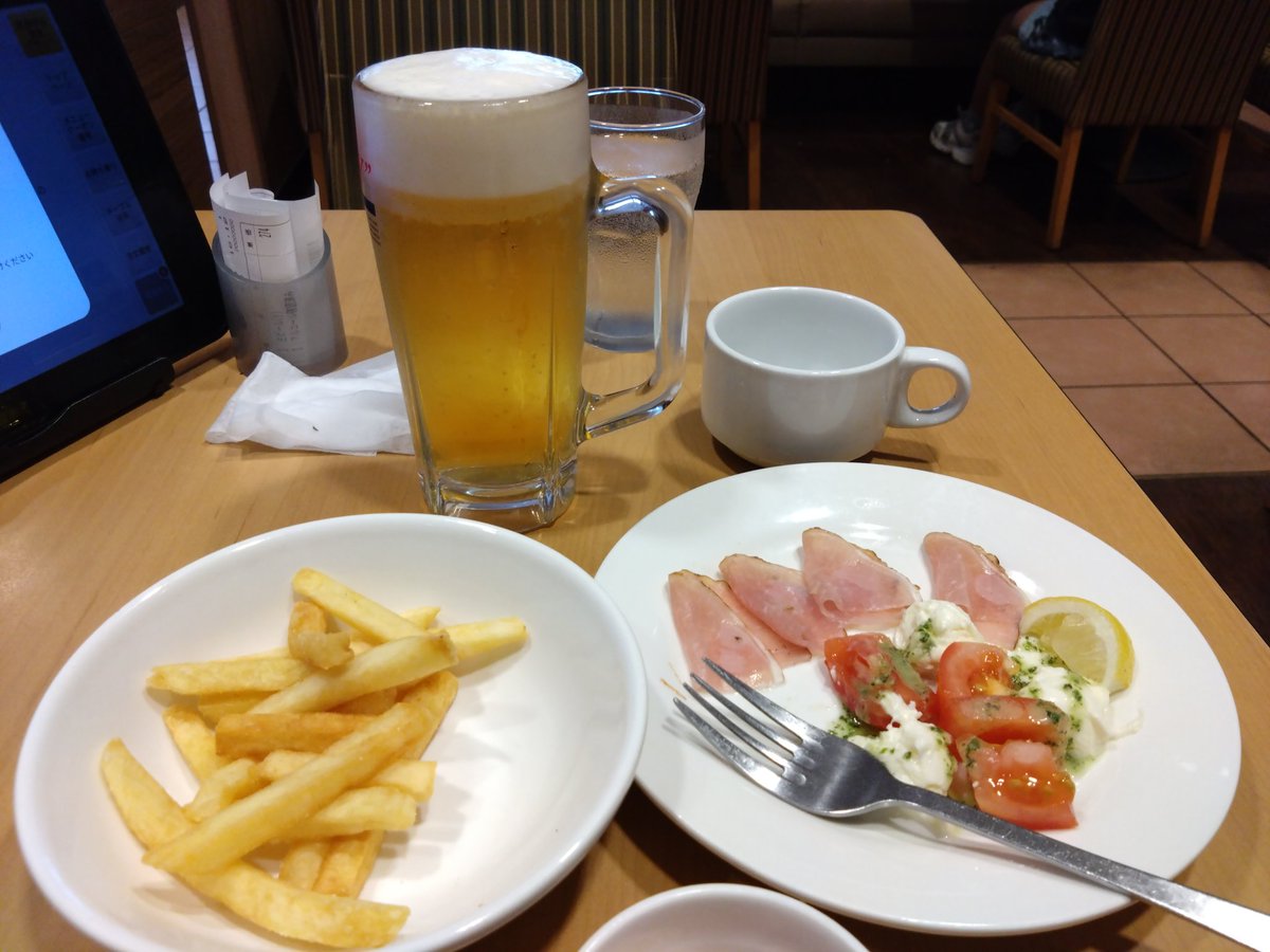 no_298's tweet photo. ビール半額クーポンがアプリで届��ていたから来てみた、当然お一人様で。
周り家族連ればっかりだがや😂 https://t.co/RY99xztn0J