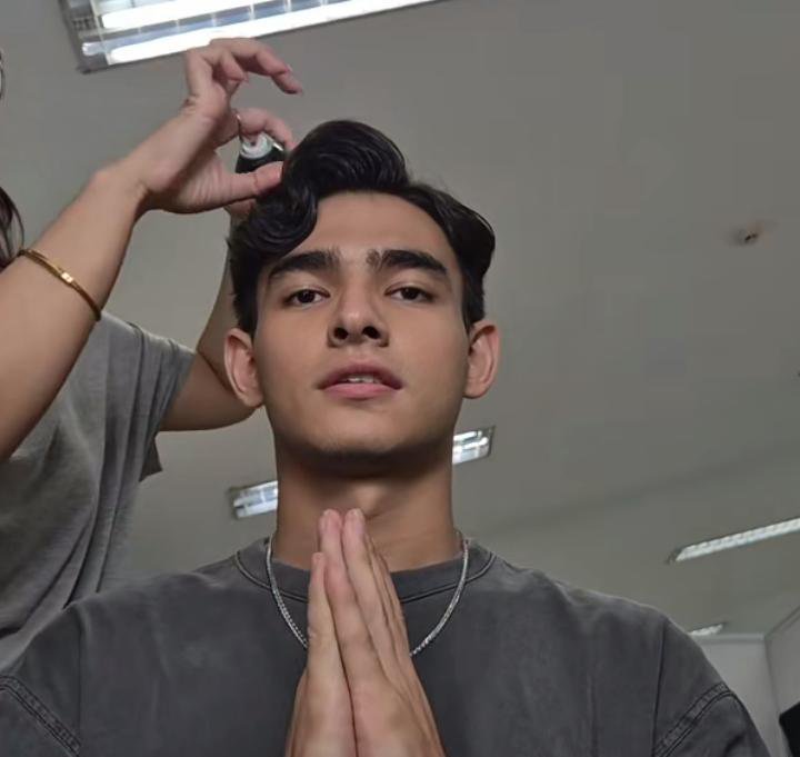 inirasaku17's tweet photo. harry keliatan bgt tegang nya wkwkkw. trs berkali kali bilang Namaste, trs ber doa. gpp Harr walaupun km nantinya malu2in, buatku km ttp lucu dan ganteng😭🙏🏻 https://t.co/pxXnEEXHtx