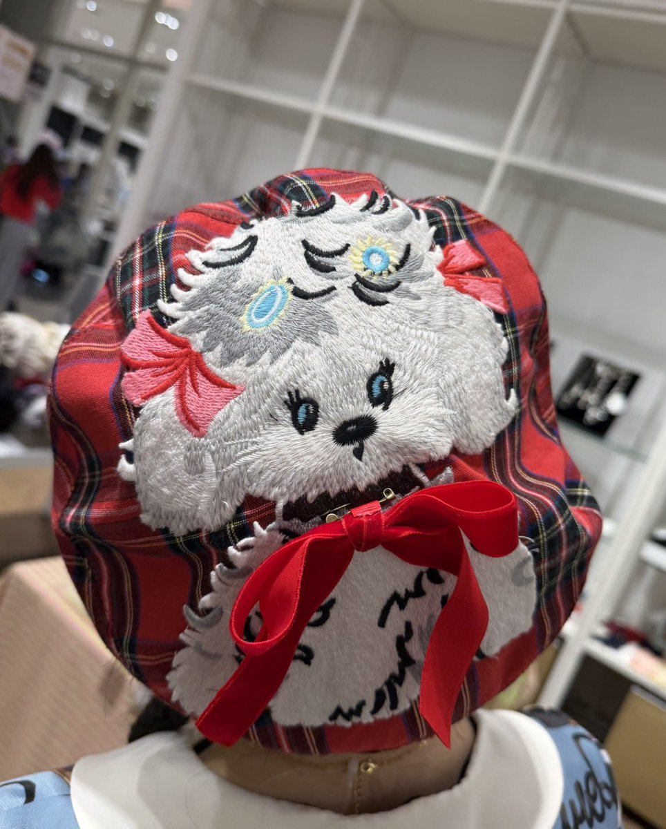 deco_parade's tweet photo. 🎀スタッフコーデ🎀

サングラス　剣の棘
サコッシュ、苺のネックレス　FairyWish
リボンタイ　輪廻
リング　Hanon
ベレー帽、サコッシュのリボンクリップ　atelier一花 https://t.co/njrKpUvHAM
