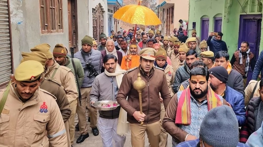 Muslim_ITCell's tweet photo. Being Muslim isn't easy in India.

Muslim Daroga Mustakim Khan shows skills in Muharram Tazia → SP orders inquiry &amp; lines him up.  

Gada in Rath Yatra, massaging Kanwariya's feet, showering flowers from helicopter → Zero action.

One rule for Muslims, another for Hindus. https://t.co/dQ8dmb8F3v