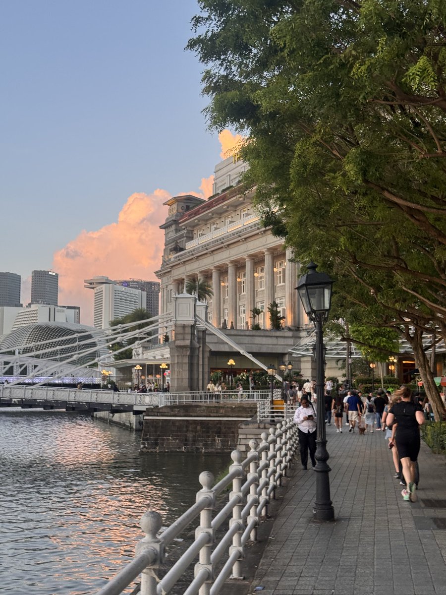 Engine_Number9's tweet photo. 夕暮れのシンガポール川沿いは雰囲気が良い。走っている人も多く、そのままマリーナベイまで行ってベイを一周走る人も。たくさん走っているので、東京で皇居走るのと同じような感じか。
#singapore #marinabay #シンガポール #マリーナベイ https://t.co/UebUpY0kCG