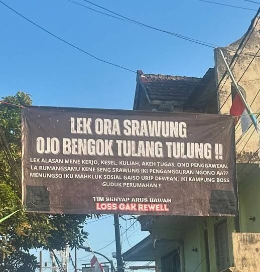 MiskinTV_'s tweet photo. Banyak beredar di kampung2 spanduk spt ini, isinya kurang lebih:
Ga pernah bergaul, ga pernah ikut rapat, ga ikut gotong royong, kalo ada sesuatu terjadi jangan ditolong dan jangan minta tolong.

Menurutmu gimana sobat? https://t.co/kyyppgu9Zi