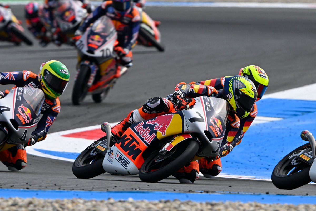 manuigt's tweet photo. Beñat Fernández bate a David González, Travis Borg y Carlos Cano en un final de locura en la segunda carrera de la Red Bull MotoGP Rookies Cup en Assen

Kiattisak Singhapong, Fernando Bujosa, Kiandra Ramadhipa, Cristian Borrelli y Kerman Tínez en el top 9

#DutchGP 🇳🇱 https://t.co/abWEey0IRh