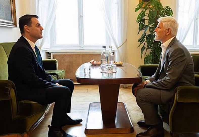 hlavenkajiri's tweet photo. Je za tím víc, než se zdá.

Může se to jevit jako spor dvou osob (možná i trochu malicherný), vyjasňování pravomocí a mocenských hranic, což je v pořádku, ale možná je kolem toho až moc velký mumraj. Měli by se hoši vyklidnit.

Jenomže jde o něco jiného. Prezident Pavel je, jak je známo, celoživotní profesí voják. Což znamená nejen že umí pochodovat a připínat si frčky zichrhajckama, ale že skutečně oboru vojenství rozumí - jako málokdo u nás. Víc než kdokoli ve vládě. Jede se na summit NATO, což je vždy zásadní událost, ve které se přímo na místě rozhoduje o těch nejdůležitějších věcech v Alianci (konkrétně: strategický plán na příští roky, politické závazky členů, možné rozšiřování, i velitelská rozhodnutí. NATO je kvůli Trumpovi ve vratké situaci a každý hlas na jeho podporu je podstatný).

Prezident je nejen profesí voják, ale jeden z bývalých nejvyšších představitelů NATO, tedy zcela s jistotou lze říci, že v této věci není u nás člověk s hlubšími znalostmi (o chodu NATO, úkolech, procesech, vybavenosti, bojeschopnosti, řízení a rozhodování atd atd) než je on. I kdyby tam byl v roli "tichého poradce" a říkal: tohle jo, proto a proto, tohle ne, tady bych navrhl úpravu, proto a proto, je pro zodpovědnou českou vládu naprosto neocenitelný a klíčový.

Jdeme dál. Macinka (zdráhám se toho spratka nazvat ministrem) je russian asset, stejně jako byl a je jeho mentor Klaus. Je to člověk, který kope za Rusko, proti České republice, i když se hrozně moc tváří, aby to tak nevypadalo. Ve vládě je za v podstatě fiktivní stranu, která získala hlasy za jakési sliby "úsporných rozpočtů" a na fenoménu hranatého influencera, ale ve skutečnosti jde o ruskou pátou kolonu (podobně jako SPD, nicméně přijde mně že u Motoristů je to ještě silnější. Asi si musí svoji výslužku ještě pořádně zasloužit, je tam novej, zatímco Okamura už svoje odsloužil a staví si z toho svoje mešity). 

Tím, že Babiš nic neví, nic nezná, ničemu nerozumí a nic si nepamatuje, tak by to byl Macinka, kdo by v Ankaře rozhodoval za Českou republiku. To, co jsou tzv. Motoristé zač, je každým dnem, s každým jejich krokem a s každým jejich dalším nominantem zjevnější.

Prezident Pavel toto dobře ví, a z jeho dosavadní agendy je vidět, co zřetelně staví jako nejvyšší prioritu: je to obranyschopnost a bezpečnost České republiky, v širším měřítku pak Evropy. Ví, co je Rusko zač a o co se snaží, pro něj jako pro vojáka to je největší hrozba dnešní doby (zřejmě v tom má pravdu).

Proto si v této věci prosazuje tak úporně svou pozici (přičemž jinde je spíš zdrženlivý, vládě zákony nevetuje, podepsal i ne moc hezký rozpočet, zkrátka respektuje, že tohle je vládní triko a ne jeho). Ale tohle z rukou pustit nechce a bojuje: jednak kvůli důležitosti a jednak dle ústavy tohle aspoň částečně jeho triko je. Ostatně ten "jediný, kdo zná pravdu" mu to včera potvrdil.