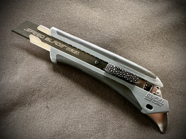 jet3plus's tweet photo. スピードハイパーＡＬ型／軽快な刃出し感／黒漆仕上げ。出品しました。
#鮫革カッターナイフ https://t.co/APRJ4D5ej4