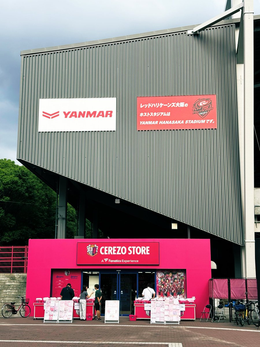 akiba1060's tweet photo. 北摂から二日連続で来るというサポの鏡🪞
#CEREZOSTORE
#セレッソストア
#セレッソ大阪グッズ https://t.co/MrGKcB9t8C