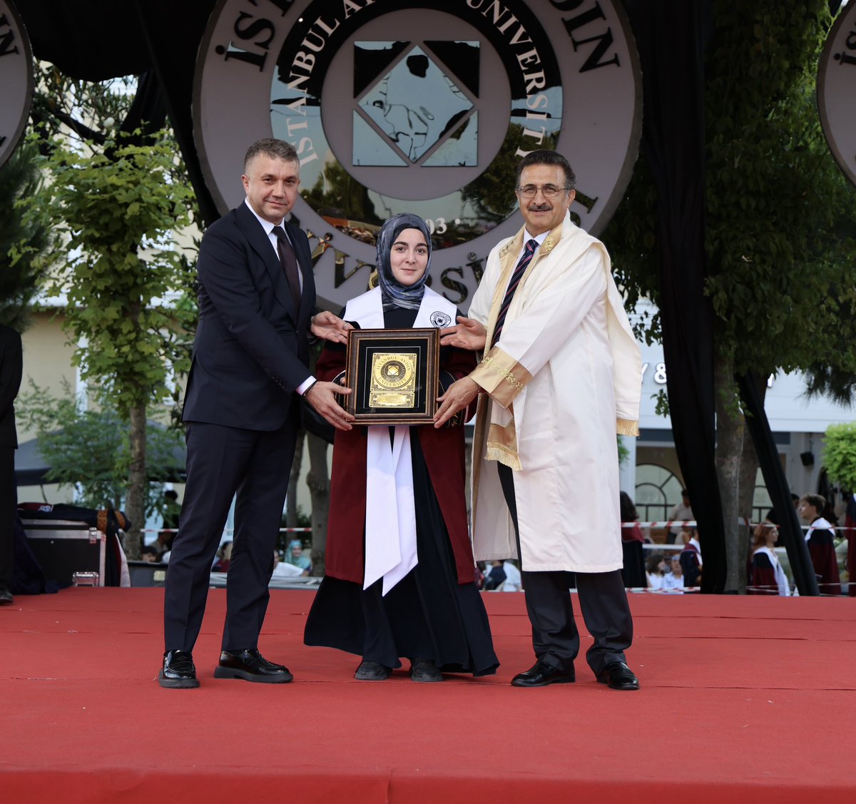 ihaydin's tweet photo. Yıllar süren emek, azim ve kararlılığın ardından mezuniyet coşkusunu yaşayan öğrencilerimizi yürekten kutluyorum.

Mezuniyet, yalnızca bir eğitimin tamamlanması değil; bilgiyle şekillenen yeni bir hayat yolculuğunun başlangıcıdır. Bugün diplomalarını alan gençlerimizin, sahip oldukları bilgi, değerler ve sorumluluk bilinciyle ülkemize ve dünyaya önemli katkılar sunacaklarına gönülden inanıyorum.

Bu anlamlı yolculukta öğrencilerimizin yanında olan ailelerine, özveriyle emek veren akademik ve idari personelimize teşekkür ediyorum.

Sevgili mezunlarımız; İstanbul Aydın Üniversitesi'nin kapıları sizlere daima açık. Yolunuz açık, başarılarınız daim olsun.

Gururla uğurluyor, özlemle yeniden buluşmayı diliyorum.

🎓💙

#İstanbulAydınÜniversitesi #Mezuniyet2026 #IAUMezun #BirlikteBaşardık #GeleceğeHazır #İAUAilesi