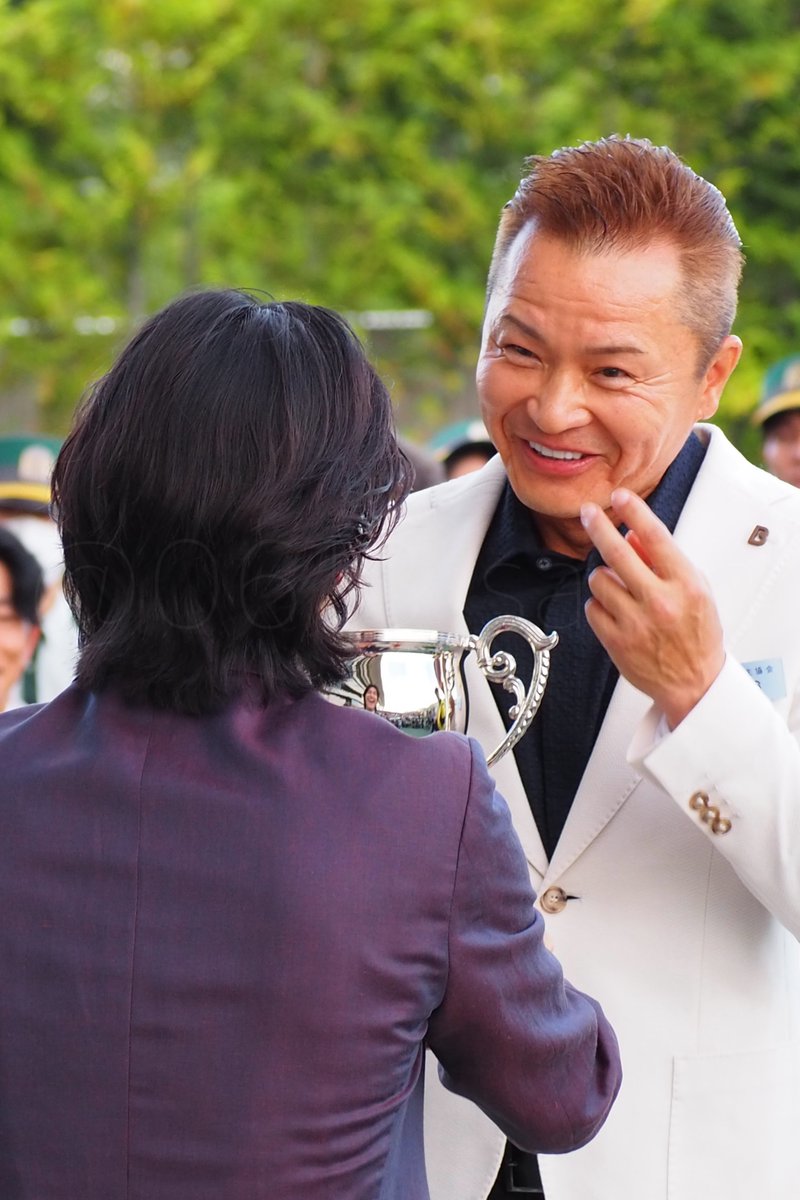 0613_saran's tweet photo. 260628 NIKKEI賞 プレゼンター
福島競馬場 表彰

馬主さんにトロフィーを渡す佐野ちゃん
トロフィーを拡大してみるとめっちゃ笑顔の佐野ちゃん居ます笑

#福島競馬場
#佐野晶哉
#NIKKEI賞 https://t.co/c0DidovyHl