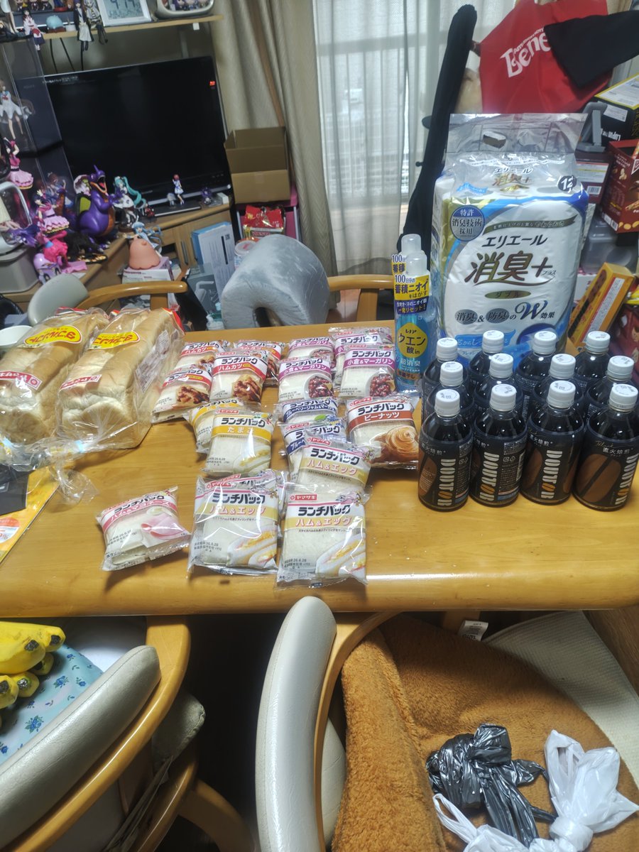 Multiplyer0415's tweet photo. パンを求めて今日も川万へ行きました、が入荷無し…
もう置かないのかな…
果物は昨日沢山取ったので控えめに雑貨多めに取りました

帰りにぐるぐる入間にパンあるんじゃね？と思い直行したらパン祭りの真っ最中でした

左　川万
右　ぐるぐる入間 https://t.co/CWPfVlfYJ0