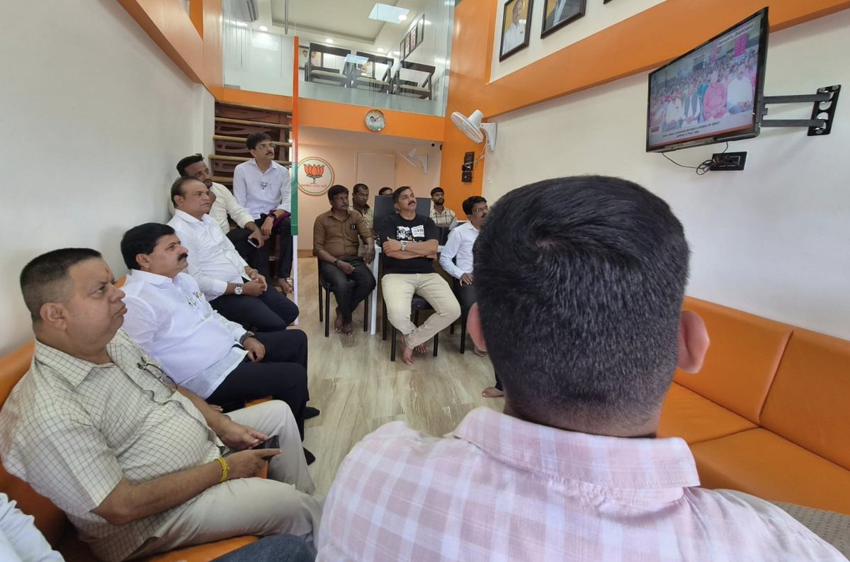 PrashantBYadav's tweet photo. देशाचे लोकप्रिय पंतप्रधान आदरणीय श्री.नरेंद्रजी मोदी साहेब यांच्या 'मन की बात' या संवाद कार्यक्रमाच्या लाईव्ह प्रेक्षपणाचा कृष्णेश्वर नगर, पाग, चिपळूण येथील माझ्या जनसंपर्क कार्यालयात लाभ घेतला. यावेळी आदरणीय मोदीजींनी सर्व देशवासीयांशी भावनिक आणि प्रेरणादायी संवाद साधला.

यावेळी त्यांनी देशातील सामान्य नागरिकांच्या प्रेरणादायी कार्याचा गौरव करत, विकसित भारताच्या उभारणीत प्रत्येक नागरिकाच्या सहभागाचे महत्त्व अधोरेखित केले. समाजात शांतपणे, निःस्वार्थ भावनेने कार्य करणारे व्यक्ती, पर्यावरण संवर्धन, स्वच्छता, नवकल्पना आणि सामाजिक परिवर्तन घडवणाऱ्या उपक्रमांचा उल्लेख करत त्यांनी देश बदलतो तो जनशक्तीच्या सामर्थ्यावर हा संदेश दिला. 

युवा शक्ती, विज्ञान-तंत्रज्ञान, नवउद्योग, पर्यावरण संरक्षण आणि स्थानिक पातळीवरील सकारात्मक उपक्रमांना विशेष प्रोत्साहन दिले. समाजासाठी चांगले कार्य करणाऱ्यांकडून प्रेरणा घेऊन प्रत्येकाने आपल्या परिसरात सकारात्मक बदल घडवून आणावा, असे आवाहन त्यांनी केले. विकसित भारताचे स्वप्न साकार करण्यासाठी सामूहिक प्रयत्न, कर्तव्यभावना आणि जनसहभाग हीच खरी ताकद असल्याचे त्यांनी अधोरेखित केले. 

आपल्या संबोधनाच्या शेवटी पंतप्रधानांनी देशवासीयांना राष्ट्रहिताला सर्वोच्च प्राधान्य देत सेवा, समर्पण आणि सामाजिक जबाबदारीची भावना जपण्याचे आवाहन केले. प्रत्येक छोटा सकारात्मक प्रयत्न देशाला प्रगतीच्या नव्या उंचीवर नेऊ शकतो, असा विश्वास व्यक्त करत त्यांनी नागरिकांना प्रेरणादायी कार्यात सहभागी होण्याचे आवाहन केले. 'मन की बात'चा आजचा संदेशही आशावाद, जनसहभाग आणि राष्ट्रनिर्मितीचा संकल्प अधिक दृढ करणारा ठरला.
@narendramodi
@BJP4Maharashtra
@BJP4India
#mannkibaat #narendramodi #chiplun #ratnagiri #konkan