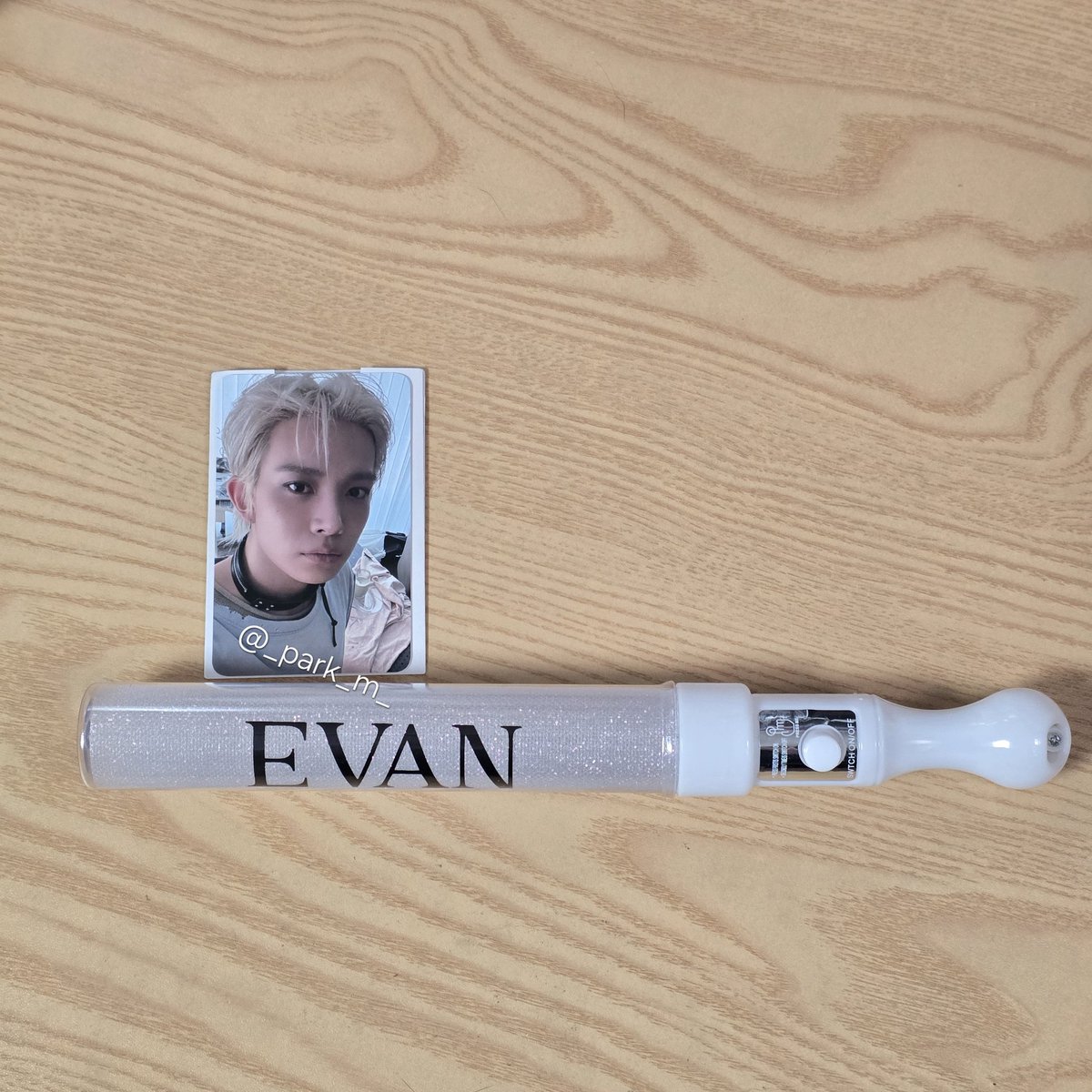 _park_m_'s tweet photo. EVAN Ride or Die 공방 포카
11.0
응원봉 4.0
배송포함
https://t.co/EtJ6QTUNSU
에반 이희승 heeseung 엠카 음중 뮤뱅 인가 wts https://t.co/7t3cXooJ4l