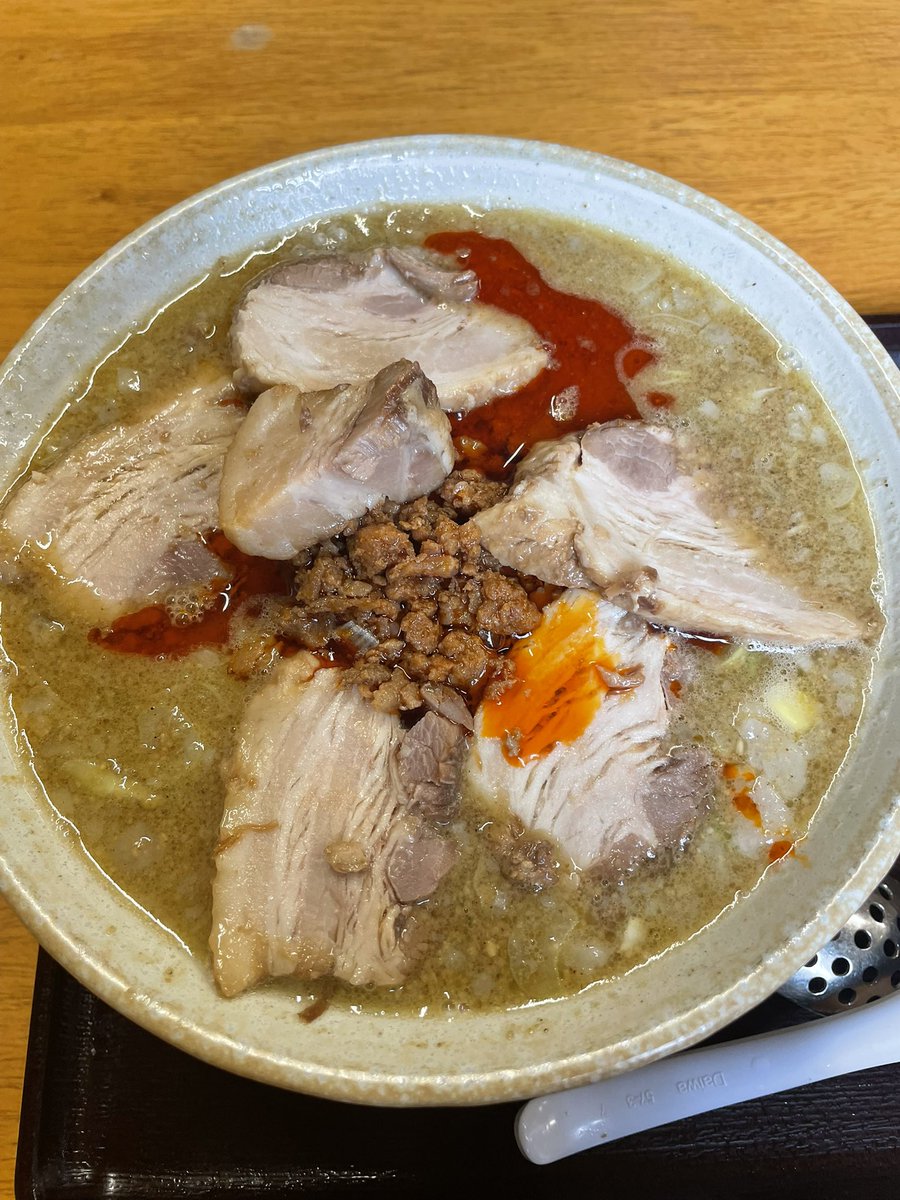 dai_sekkotsuin's tweet photo. 弥太郎さんでたんたん麺にチャーシューをトッピング🥰
シビ辛なたんたんスープと肉厚チャーシューがおいしい😋 https://t.co/qEnJTFKgoJ