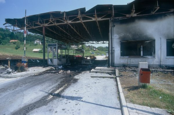 DrRugeljJan's tweet photo. Ne pozabimo: 
Na današnji dan pred 35. leti je rdeča zvezda, ki jo nekateri tako obožujete, sejala smrt med civilisti. A balkanoidna morala hitro popušča. https://t.co/aZsLrX3ssi