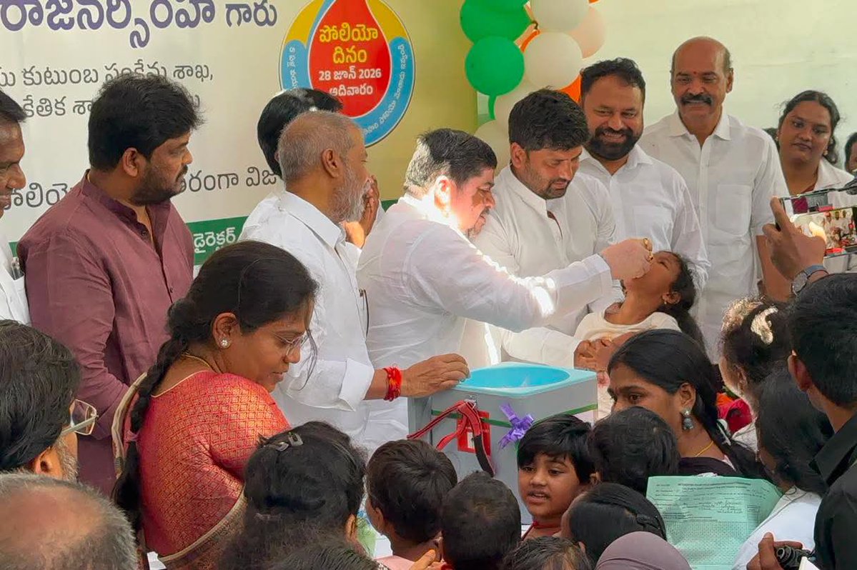 AKY_INCMP's tweet photo. జూబ్లీహిల్స్ నియోజకవర్గంలోని బోరబండ పట్టణ ప్రాథమిక ఆరోగ్య కేంద్రంలో నిర్వహించిన పల్స్ పోలియో కార్యక్రమంలో మంత్రులు శ్రీ దామోదర రాజనర్సింహ గారు, శ్రీ పొన్నం ప్రభాకర్ గారు, శ్రీ అడ్లూరి లక్ష్మణ్ కుమార్ గార్లతో కలిసి పాల్గొని చిన్నారులకు పోలియో చుక్కలు వేయడం జరిగింది.

పోలియో రహిత సమాజ నిర్మాణంలో ప్రతి చిన్నారికి పోలియో చుక్కలు వేయించడం ప్రతి తల్లిదండ్రి బాధ్యత అని ఈ సందర్భంగా పేర్కొంటూ, ఐదేళ్లలోపు ప్రతి చిన్నారికి తప్పనిసరిగా పోలియో చుక్కలు వేయించాలని ప్రజలకు విజ్ఞప్తి చేయడం జరిగింది.

ఈ కార్యక్రమంలో ఎమ్మెల్సీ శ్రీ అద్దంకి దయాకర్ గారు, ఎమ్మెల్యే శ్రీ నవీన్ యాదవ్ గారు, హెల్త్ కమిషనర్ శ్రీమతి సంగీత గారు, జిల్లా కలెక్టర్ శ్రీమతి ప్రియాంక అలా గారు, డీఎంహెచ్‌వో, వైద్య ఆరోగ్య శాఖ అధికారులు తదితరులు పాల్గొన్నారు.

#AKY
