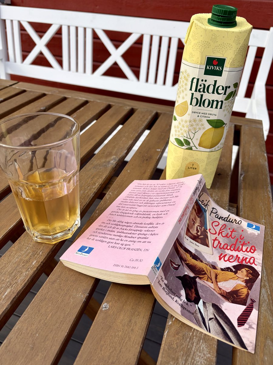barefjas's tweet photo. fläder og favoritbok. det är söndag, sommar och snart semester. https://t.co/b98u7Ey8ns