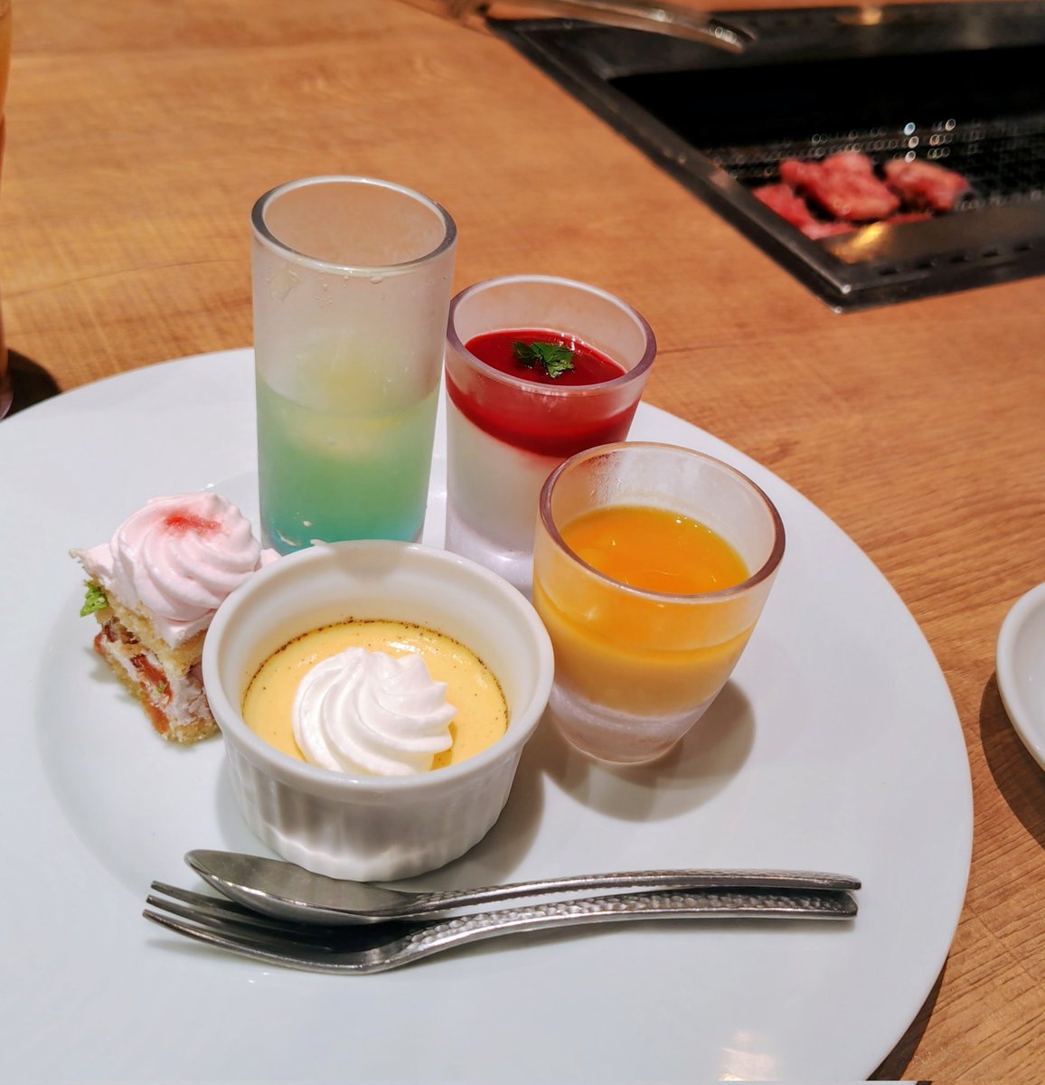 Waka_ffXIV's tweet photo. 焼肉食べ放題で開幕スイーツビュッフェしたら「もと取れないでしょ！」と友達に怒られました…
とっても美味しかったです♥ https://t.co/5SQ02yEK20
