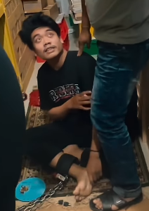 Xbacottetangga's tweet photo. MIRIS ‼️

Karyawan disekap 21 hari, dirantai, diborgol & tidak dikasih makan 3 hari. Orang tuanya diperas Rp50jt/orang

Tiga karyawan toko percetakan di Kalibaru disekap 21 hari oleh majikannya. Awalnya 1 orang ketahuan nyuri, lalu nyuruh 2 temannya jual barang itu tanpa mereka tahu.

Pemilik toko tidak lapor polisi. Mereka malah diborgol, dirantai, dikurung di gudang, dan tidak dikasih makan 3 hari. Setelah itu, orang tua korban diperas 50 juta per orang.

Mencuri itu salah. Tapi menyiksa, memeras, dan merampas kebebasan juga pidana. Sekarang kasus ini ditangani LBH Forum Pemuda Kalbar.
