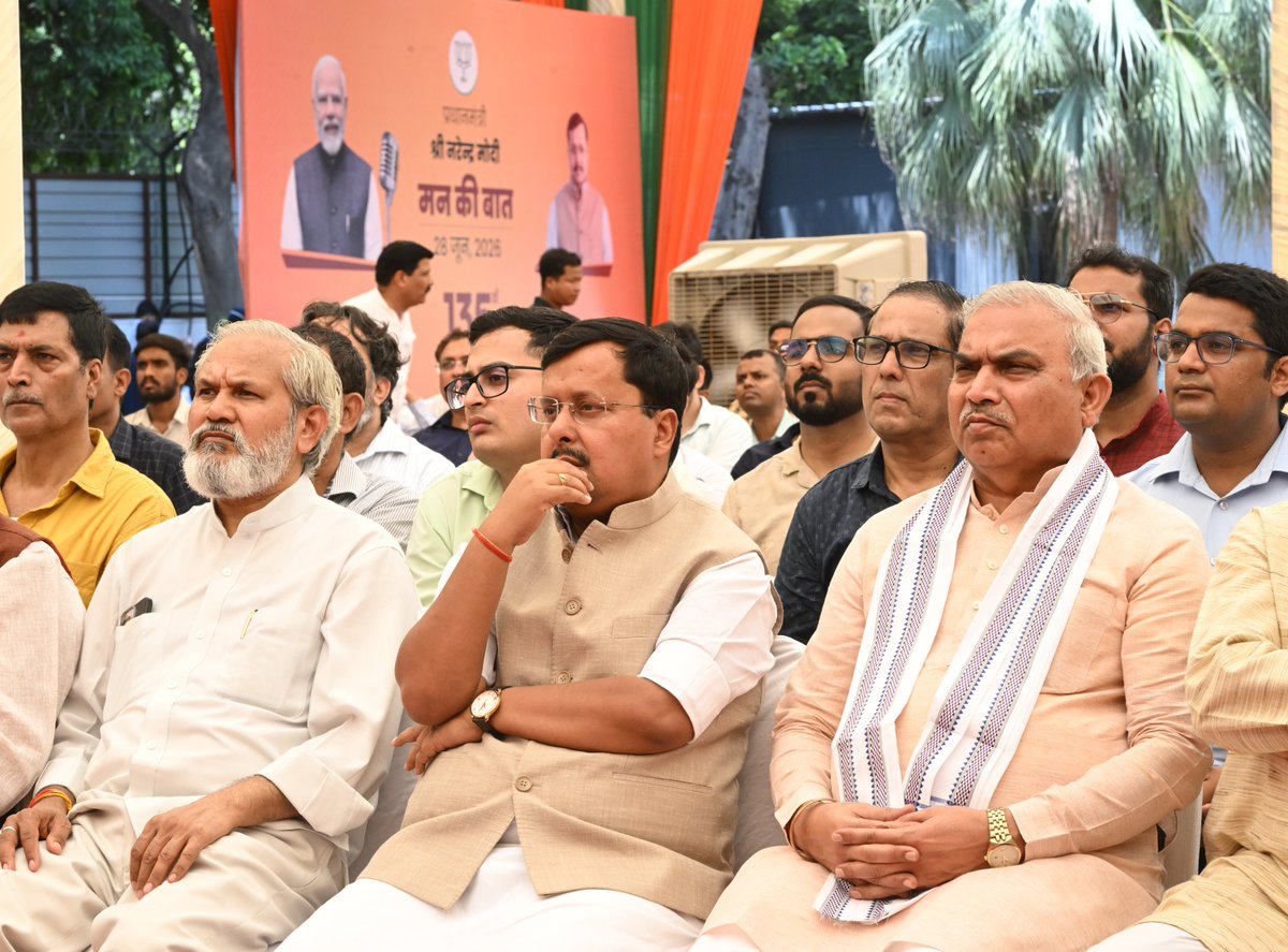 BJP4India's tweet photo. भाजपा राष्ट्रीय अध्यक्ष श्री @NitinNabin ने आज नई दिल्ली स्थित अपने आवास पर पार्टी कार्यकर्ताओं के साथ प्रधानमंत्री श्री @narendramodi जी के #MannKiBaat कार्यक्रम के 135वें एपिसोड को सुना। https://t.co/DHLBzaNIgM