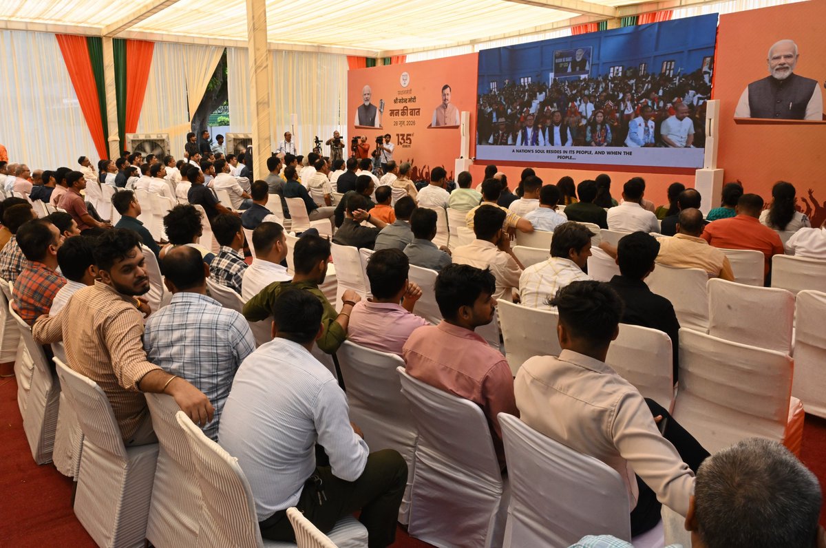 BJP4India's tweet photo. भाजपा राष्ट्रीय अध्यक्ष श्री @NitinNabin ने आज नई दिल्ली स्थित अपने आवास पर पार्टी कार्यकर्ताओं के साथ प्रधानमंत्री श्री @narendramodi जी के #MannKiBaat कार्यक्रम के 135वें एपिसोड को सुना। https://t.co/DHLBzaNIgM