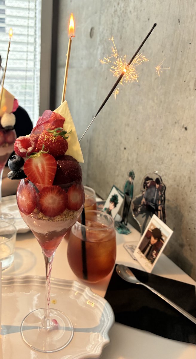 23_0626's tweet photo. これはバースデーカード付けて貰ったらバチバチの花火付いてきたパフェ https://t.co/LSsPmkBSbP