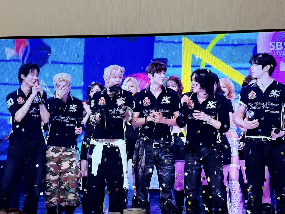 binbinis's tweet photo. 애들 얼떨떨한거 봐🥹 https://t.co/Laaz4kVW6O