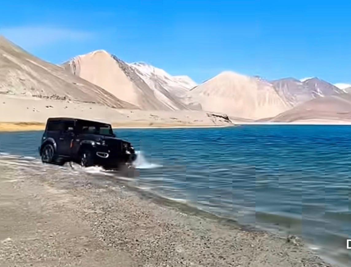 satender_tri's tweet photo. लद्दाख की पैंगोंगलेक में घुस गया लेकर थार, 2 लाख के जुर्माने की पड़ी मार।
For the first time in Ladakh, hefty penalty imposed on errant tourists for illegal off-roading in Pangong Lake and other protected wildlife areas of Ladakh.
₹2 lakh penalty imposed on four offenders under Wildlife Protection Act
L-G VK Saxena urges tourists to be responsible and environmentally conscious, while visiting Ladakh
@lg_ladakh @AmitShahOffice #Ladakh