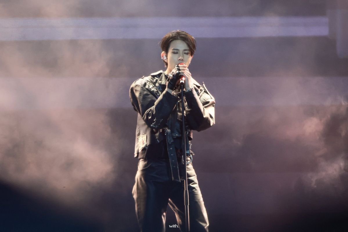 evxntracks_strm's tweet photo. Evan will be performing at BOF in just a few minutes. It's always a joy to see him on a big stage. The stage feels like where he's meant to be—the smile, the happiness, the confidence, the performance; everything blends together so naturally.

It's beautiful to watch him pour everything he's trained for and loved for so many years into every moment on stage. There was a time when we wondered when we'd get to see Evan stand on stage again, and that uncertainty was scary.

But the stage is his home, his habitat. No matter how far apart they seem, they always find their way back to each other. And seeing that happen again is something truly special. 💙

EVAN LIGHTS UP THE STAGE
#EVAN #에반 #EVANTakesOverBOF 
@h_evva_n @evan_officialJP