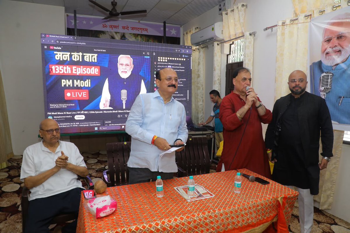 ashishsood_bjp's tweet photo. जनभागीदारी ही लोकतंत्र की सबसे बड़ी शक्ति है।

आज C-1, सनातन धर्म मंदिर में बड़ी संख्या में उपस्थित क्षेत्रवासियों के साथ माननीय प्रधानमंत्री श्री @narendramodi जी के ‘मन की बात’ कार्यक्रम को सामूहिक रूप से सुना।

प्रधानमंत्री जी के प्रेरणादायी संदेश देशवासियों को आत्मनिर्भर, विकसित और सशक्त भारत के निर्माण के लिए निरंतर प्रेरित करते हैं।

#MannKiBaat 

@blsanthosh