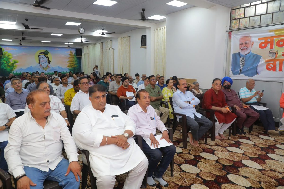 ashishsood_bjp's tweet photo. जनभागीदारी ही लोकतंत्र की सबसे बड़ी शक्ति है।

आज C-1, सनातन धर्म मंदिर में बड़ी संख्या में उपस्थित क्षेत्रवासियों के साथ माननीय प्रधानमंत्री श्री @narendramodi जी के ‘मन की बात’ कार्यक्रम को सामूहिक रूप से सुना।

प्रधानमंत्री जी के प्रेरणादायी संदेश देशवासियों को आत्मनिर्भर, विकसित और सशक्त भारत के निर्माण के लिए निरंतर प्रेरित करते हैं।

#MannKiBaat 

@blsanthosh