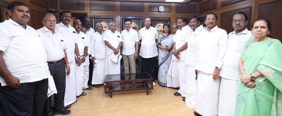 arivalayam's tweet photo. கழகத் தலைவர் மு.க.ஸ்டாலின்  அவர்கள் முன்னிலையில், இன்று (28.06.2026) காலை, அண்ணா அறிவாலயத்தில் உள்ள கழக அலுவலகத்தில்,   ம.தி.மு.க.வைச் சேர்ந்த முன்னாள் நிர்வாகிகளான     சிவகங்கை மாவட்டச் செயலாளரும் – உயர்நிலைக்குழு உறுப்பினருமான புலவர் செ.செவந்தியப்பன், திருவள்ளூர் மாவட்டச் செயலாளரும் – உயர்நிலைக்குழு உறுப்பினருமான டி.ஆர்.ஆர்.செங்குட்டுவன், கொள்கை பரப்பு செயலாளரும் – உயர்நிலைக்குழு உறுப்பினருமான திருப்பரங்குன்றம் பொடா அழகுசுந்தரம், விருதுநகர் மாவட்டச் செயலாளர் ஆர்.எம்.எஸ்.சேகர்,  மாநில தேர்தல் பணி துணைச் செயலாளர் தஞ்சாவூர் விடுதலைவேந்தன், தலைமைச் செயற்குகுழு முன்னாள் உறுப்பினர் டி.ஆர்.ஆர்.மதியழகன்;

திருப்பூர் மாவட்டத்தைச் சேர்ந்த நிர்வாகிகளான மாநில மாணவர் அணி துணைச் செயலாளர் ஆர்.எஸ்.கோவிந்தராஜன், மாவட்ட தொண்டர் அணி அமைப்பாளர் ம.ராஜகோபால், சாமளாபுரம் பேரூர்ச் செயலாளர் எஸ்.செல்வராஜ், மாவட்ட மகளிர் அணி அமைப்பாளரும் பல்லடம் நகர்மன்ற துணைத் தலைவருமான திருமதி நர்மதா இளங்கோவன், பொதுக்குழு உறுப்பினர்கள் இளங்கோவன், சாமிநாதன், மாவட்ட மாணவர் அணி அமைப்பாளர் கார்த்திக், பல்லடம் நகர துணைச் செயலாளர் ஜெகநாதன், பல்லடம் நகர்மன்ற முன்னாள் உறுப்பினர் வெங்கடேஷ்;

மற்றும் முன்னாள் நிர்வாகிகளான மாநில இளைஞர் அணி துணைச் செயலாளர் புதுக்கோட்டை சதாசிவம், மாநில மாணவர் அணி துணைச் செயலாளர்கள் சிவகாசி மு.செல்வராஜ் – திருப்பூர் ஆர்.எஸ்.கோவிந்தராஜன், நகரச் செயலாளர் எஸ்.கே.ரவிச்சந்திரன், ஆர்.எம்.எஸ்.சேகர், விருதுநகர் மாவட்ட வழக்கறிஞர் அணி வழக்கறிஞர் பாரதமணி, மதுரை மாவட்ட பொறியாளர் அணி சி.எல்.ராஜா – சிவகங்கை மாவட்ட நிர்வாகிகளான மாவட்ட அவைத்தலைவர் எம்.ஜெயபிரகாஷ், பொதுக்குழு உறுப்பினர்களான என்.ராமச்சந்திரன், ஏ.சி.முத்து, பி.சதாசிவம், இளைஞர் அணி வி.அருள்செல்வம், பி.கந்தசாமி – திருவள்ளூ மாவட்டத்தைச் சேர்ந்த மாவட்ட பொறியாளர் அணி கே.ரகுராமகிருஷ்ணன், பொன்னேரி பேரூர்ச் செயலாளர் மதிவாணன், மோகன், ஞானவேல் – கடலூர் மாவட்டத்தைச் சேர்ந்த மாவட்ட தகவல்  தொழில்நுட்ப அணி ஆகாஷ்ராஜ் – அத்துடன் பொடா அழகுசுந்தரம் அவர்கள் ஏற்பாட்டில் சென்னை அம்பேத்கார் சட்டப் பல்கலைக் கழக மாணவர்கள் ஏ.அன்பரசன் தலைமையில் 40 பேர் உள்ளிட்ட 150க்கும் மேற்பட்டோர்    தி.மு.க.வில் இணைந்தனர்.

அதுபோது கழகப் பொருளாளர் டி.ஆர்.பாலு, முதன்மைச் செயலாளர் கே.என்.நேரு, துணைப் பொதுச்செயலாளர் கனிமொழி கருணாநிதி, எம்.பி., அமைப்புச் செயலாளர் ஆர்.எஸ்.பாரதி, செய்தி தொடர்பு தலைவர் டி.கே.எஸ்.இளங்கோவன், திருவாரூர் மாவட்டச் செயலாளர் பூண்டி கே.கலைவாணன், எம்.எல்.ஏ., திருவள்ளூர் மத்திய மாவட்டச் செயலாளர் ஆவடி சா.மு.நாசர், மகளிர் அணி தலைவர் விஜயாதாயன்பன், பல்லடம் முத்துரத்தினம், தாராபுரம் கவின்நாகராஜ் ஆகியோர் உடனிருந்தனர்.