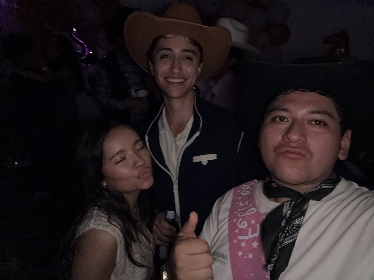 Emisauriio's tweet photo. mi guardia los primeros en darme mi abrazo, los amo https://t.co/KCMMeQQBys