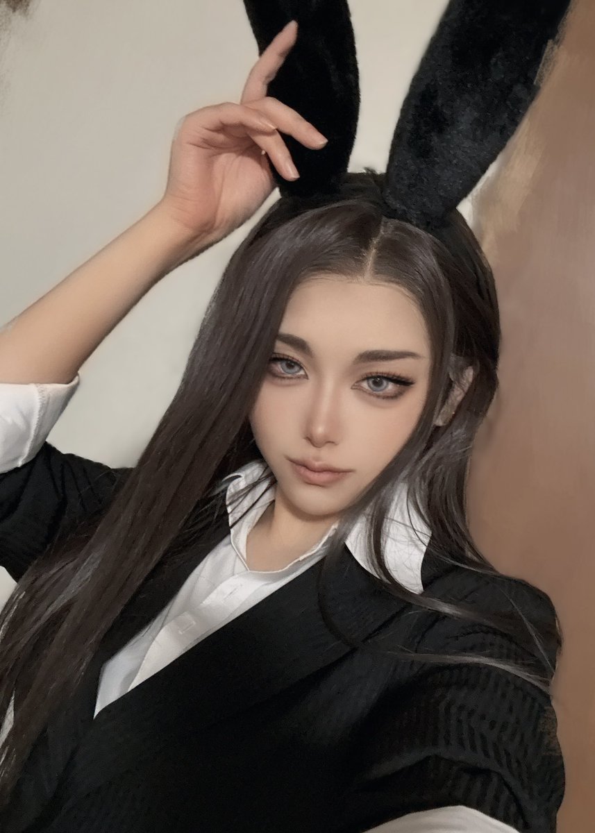 bobouti_'s tweet photo. バニﾋｮﾅの練習してた🐰🖤
この系統のメイク難しくて苦手かもー🥲 https://t.co/H4UFiUJjC0