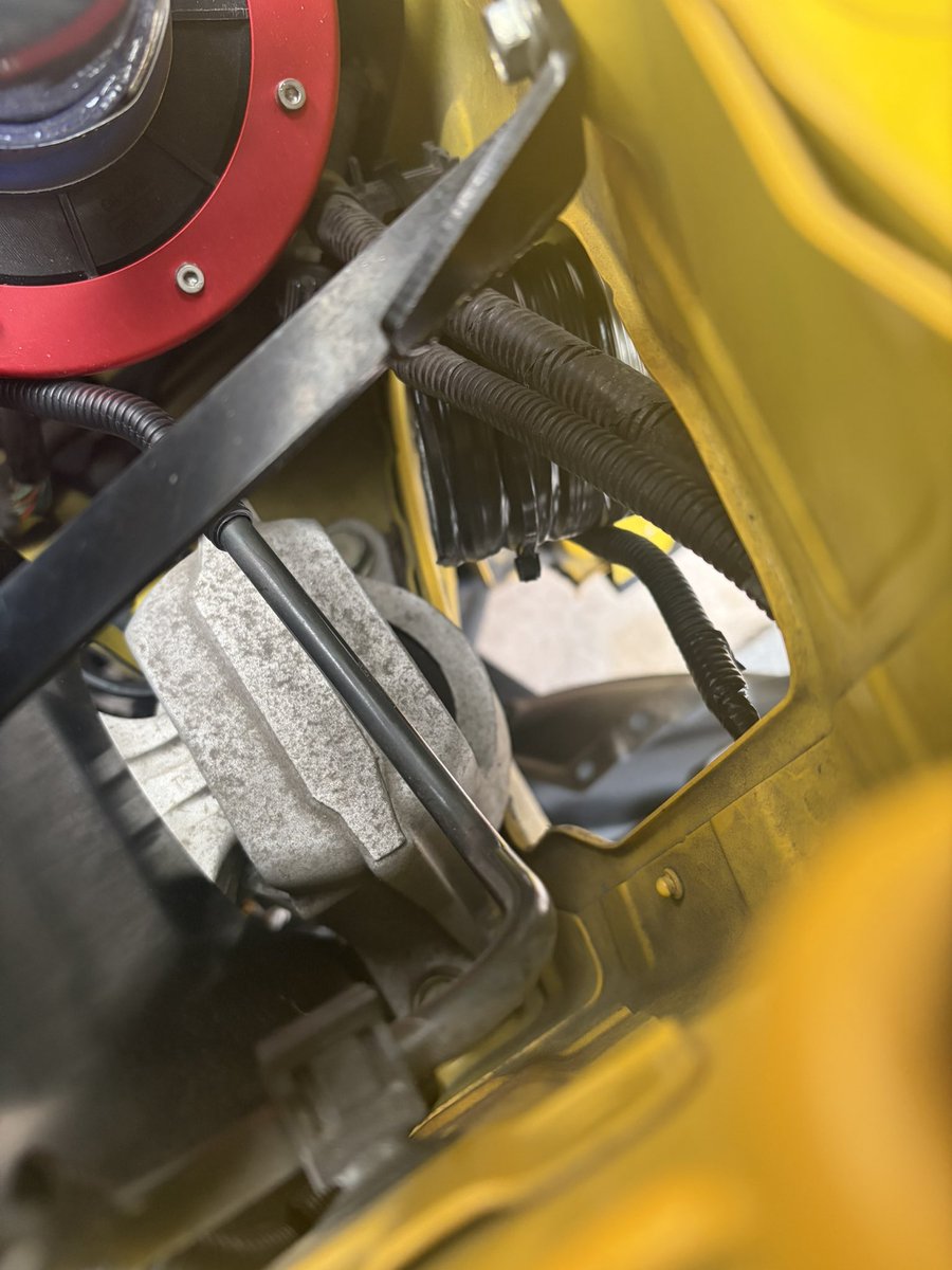 re_s660's tweet photo. ラムエアー擬きダクト設置
入り口側はホースバンド&amp;ゴリラテープで抜ける事はないでしょう。雑www
エアフィルターも新型タイプへ入れ替えてバンドも信用出来ない物からしっかりしたタイプへ変更。
パイピングも可能な限り短くステーも小加工。
何より浮いてた赤色が居なくなってスッキリ❤️‍🔥 https://t.co/mSWJQAVOi5
