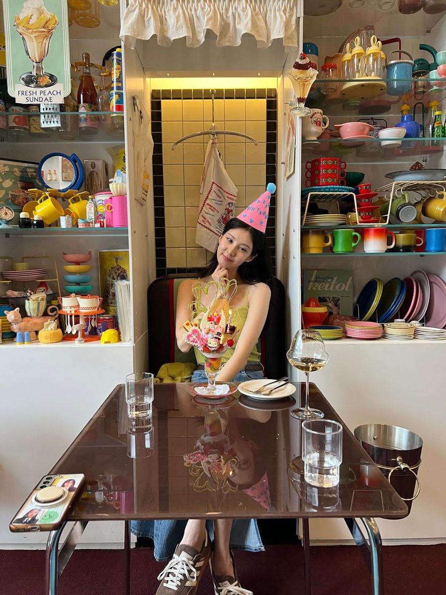 SeohyunPoint's tweet photo. Seohyun having several special birthday moments, including with #TheFirstNightWithTheDuke cast. She is so loved.

#HappyBirthdaySeohyun
#HappySeohyunDay https://t.co/8rTq0T36tD