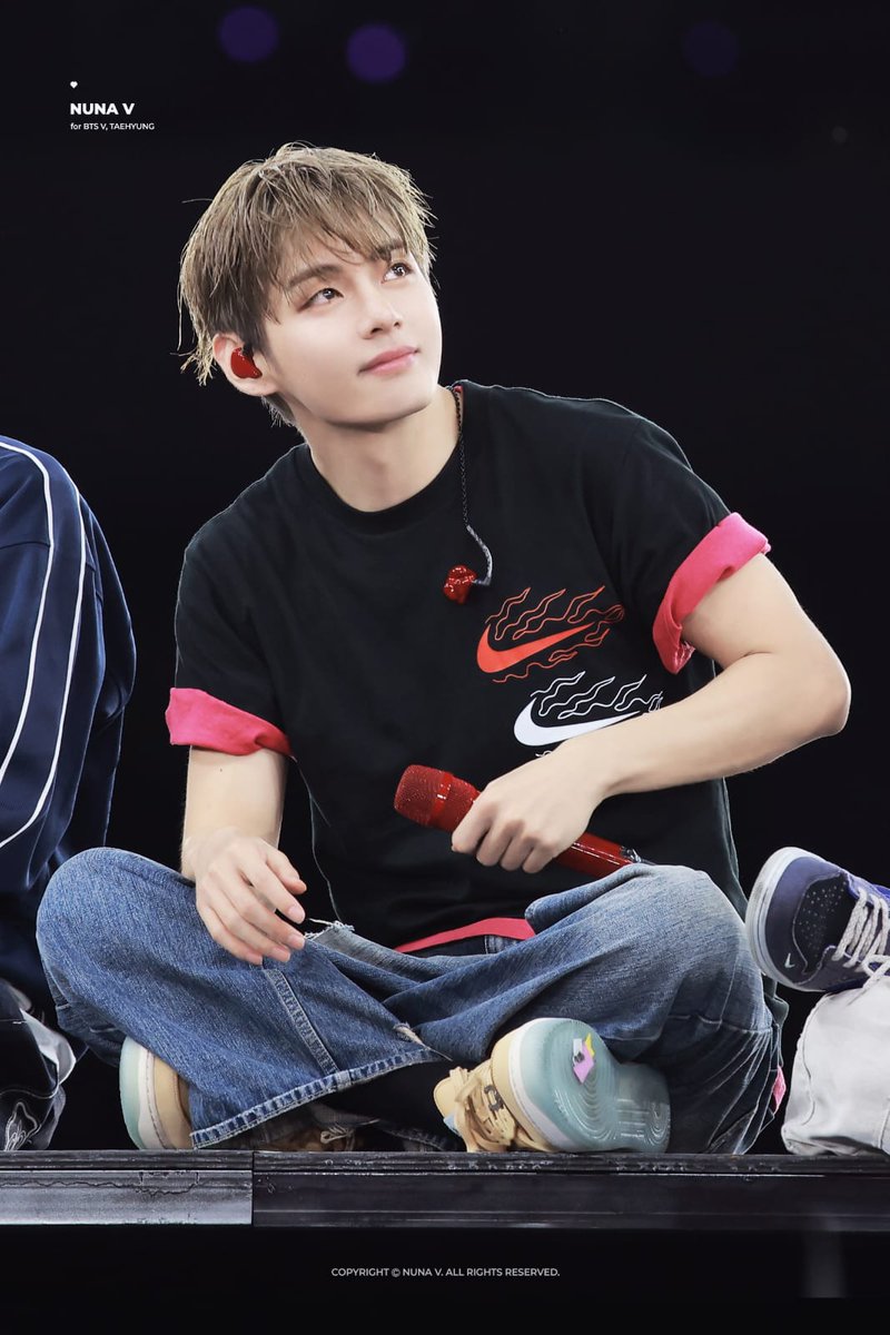 Thvmarcelo's tweet photo. @BTSVChartData @oceliakthv @celineofficial TAEHYUNG FOR CELINE 
V FOR CELINE
#TAEHYUNGxCELINE
#VxCELINE
#CelineSS27 https://t.co/J8x71H3Hy3