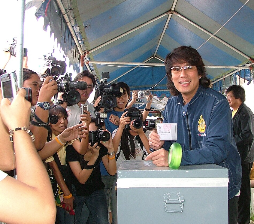 Bomb_Khonphong's tweet photo. พี่เบิร์ด น่าจะเป็นตัวอย่างที่ดีที่สุดของการทำหน้าที่ในระบอบประชาธิปไตยละครับ กี่ยุคๆ จะเลือกตั้งใหญ่ เลือกตั้งท้องถิ่น พี่ไม่เคยพลาดเลย  

#เลือกตั้งกทม2569 #เลือกตั้ง  #พี่เบิร์ด https://t.co/5OomCKhJHI