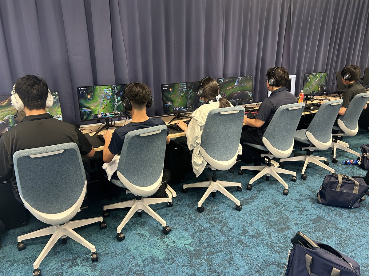 karatsuseishou's tweet photo. 本日はSTAGE:0九州・沖縄ブロック予選LoL部門とOW部門に出場しました！
どちらのタイトルもあまり���習できておらず、完敗という結果に終わりましたが、この経験を糧にこれから頑張っていければと思います💪
来週のFortniteに向けて、また練習を続けていきます🔥

#STAGE0 #eスポーツ #唐津青翔高校 https://t.co/DhaTAvJ9a9