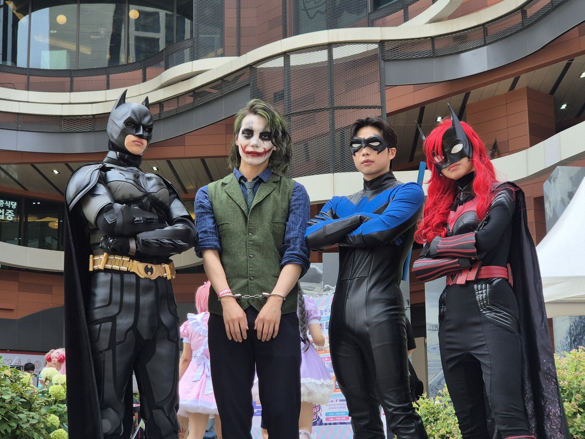 moonknightmin's tweet photo. 배트패밀리와 조커

#배트맨 #조커 #나이트윙 #배트우먼
#Batman #Joker #NightWing #Batwoman https://t.co/TlwfE4DpyJ