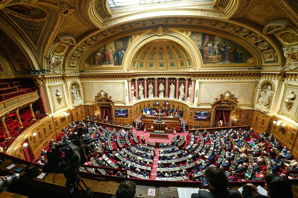 JusteMilieu3's tweet photo. 💊 Sénat, Assemblée, cabinets ministériels : la drogue est partout. Les sanctions, nulle part. 🎭

Ce n'est plus une rumeur. Ce n'est plus un fait divers isolé. C'est un système.

📍 Le bilan : Guerriau drogue une collègue à son domicile, recherche « effets GHB » sur son téléphone, est toujours sénateur. 
Kerbrat achète de la drogue à un dealer mineur, est toujours député. 
Emmanuel Pellerin consommait de la cocaïne avant de siéger, a été exclu, réintégré. 
Un conseiller du Premier ministre fait une overdose.

📍 Le système : en 2023, une députée Renaissance balance que des ministres « ne sont pas épargnés ». Elle s'excuse quelques jours plus tard sous pression. 
En 2024, Sandrine Rousseau confirme que Kerbrat « n'est pas le seul ». Personne ne démissionne. Personne n'est jugé.

Ils font la guerre aux drogues en discours. Ils en consomment en coulisses. 

L'article complet en premier commentaire 👇