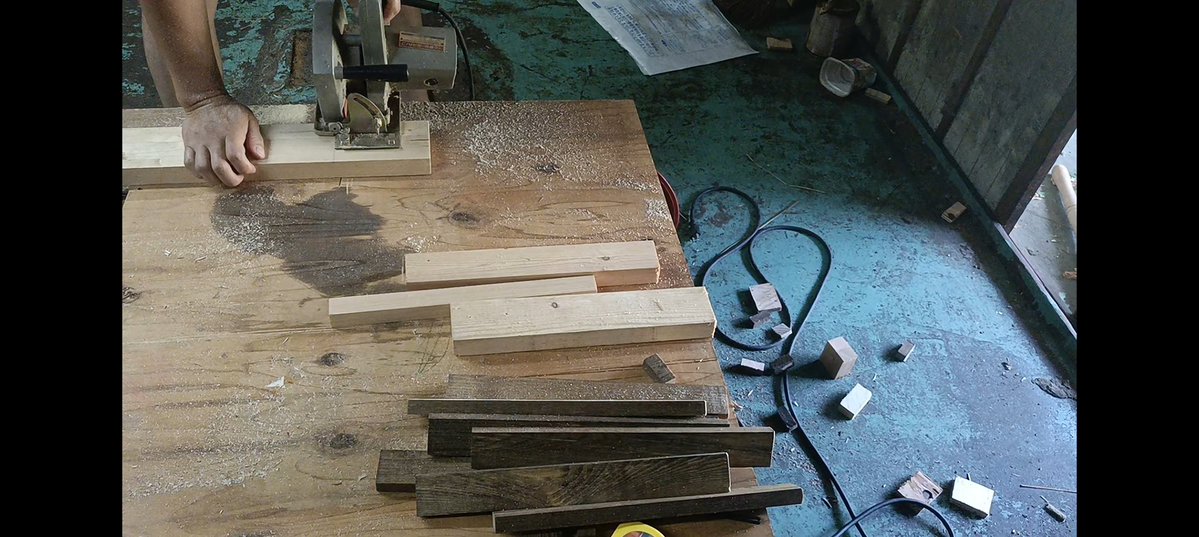 kaitekilifehack's tweet photo. 今日は車庫に棚を作るのに材料が足りなかったのでビスの購入とL字金具を注文しました。
その後木をカットして防腐剤を塗って今日の作業は終了。
あとは組み立てるだけだけどうまくいくかな🤔
設計図はクロードに聞きながら作ってもらった😲 https://t.co/eDeqoR1P0Q