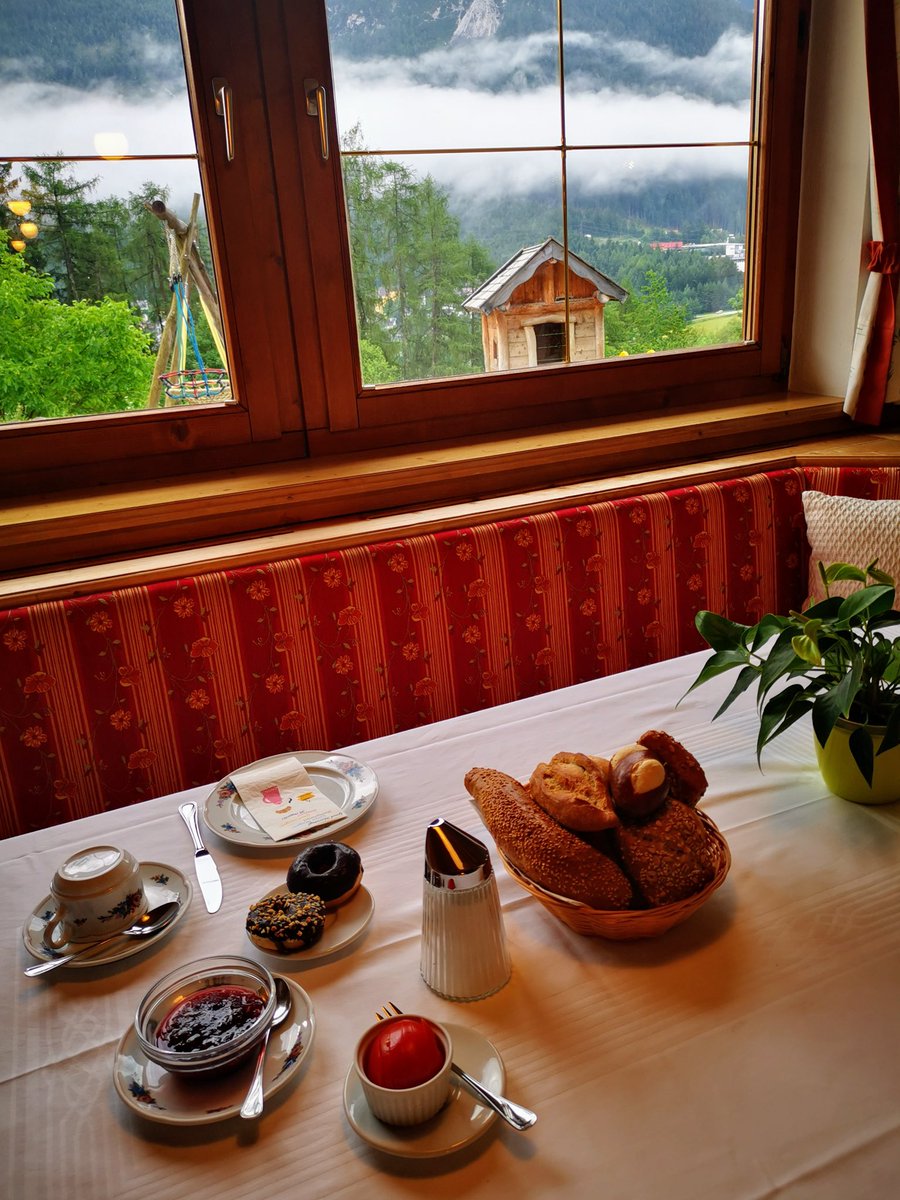 Europ_Voyageur's tweet photo. #صباح_الخير_والسعادة 
هل جربت السكن في احد الفنادق الريفية في  مرتفعات اقليم #تيرول وتجربة العيش وسط الطبيعة الخلابة !هذه Fulpmes🇦🇹

كل زاوية في قرى تيرول تستحق أن تكون لوحة فنية. جمال الطبيعة النمساوية هنا يتجاوز حدود الوصف.

تيرول.. حيث تعانق الغيوم قمم الجبال، وتنسج القرى النمساوية لوحات من الخيال. سحر لا يوصف في بيوتٍ خشبية مُزينة بالزهور، ومروج خضراء تداعبها نسمات الألب. 🏔️🇦🇹
🇦🇹🛑ومع هذا تظل قريب من الفعاليات الجميلة ومن المدن مثل أنسبروك ومايرهوفن فوجن بيرتساو زيلرتال وسيفيلد 
#تيرول #النمسا #سفر #طبيعة