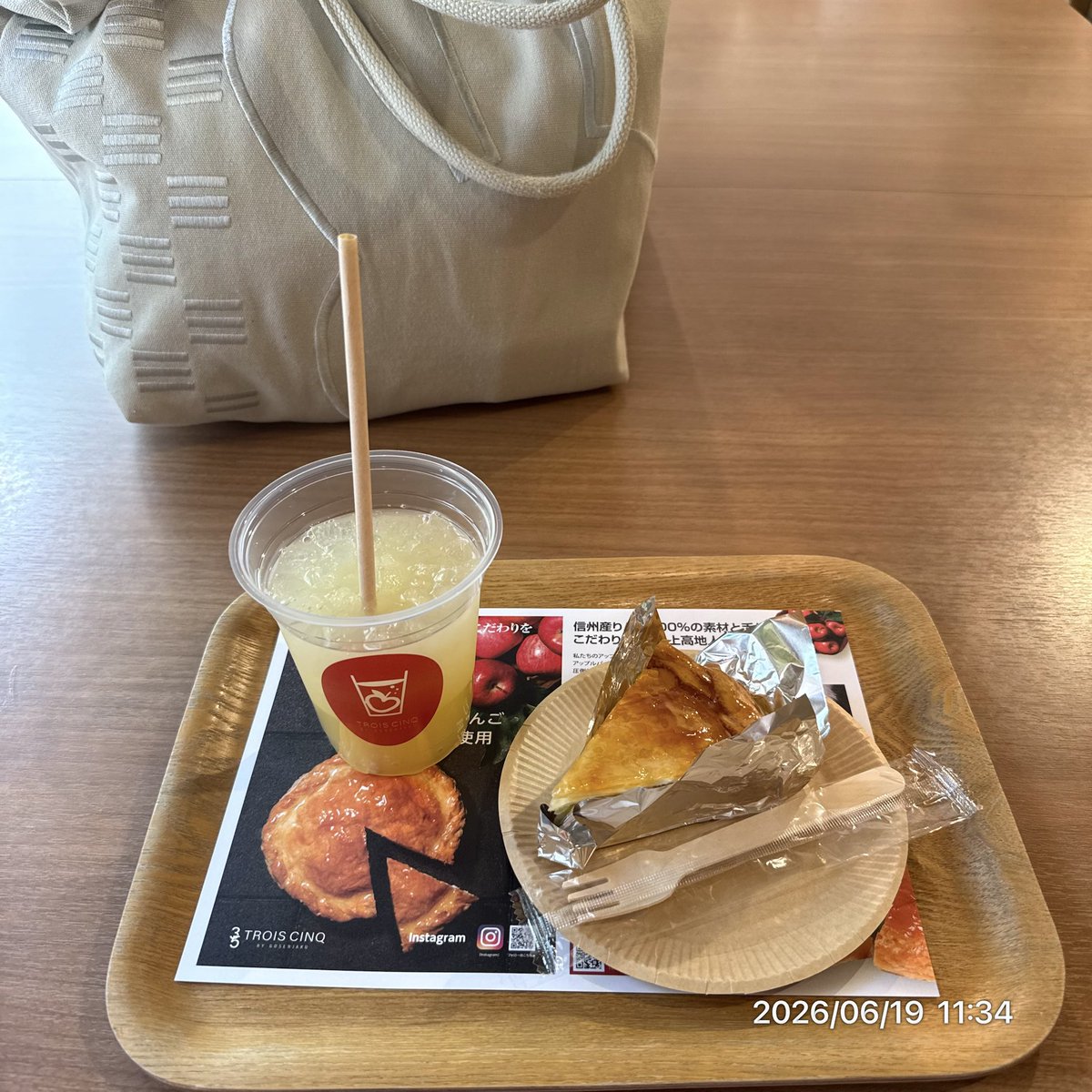 Reisol_Victory's tweet photo. 先程の続きで上高地で食べた物⤵︎
1枚目アップルパイ＋アップルジュース
2枚目イワナの塩焼き＋アップルジュース
3枚目レアチーズケーキ＋ヨーグルト
4枚目山賊焼＋唐揚げ

弾丸だったけど、食事も楽しめたので大満足✌️
次の旅は7月〜景色も食事も楽しみです😌

#日常垢さんと繋がりたい
#日常垢 https://t.co/JvUWlY6yZ2