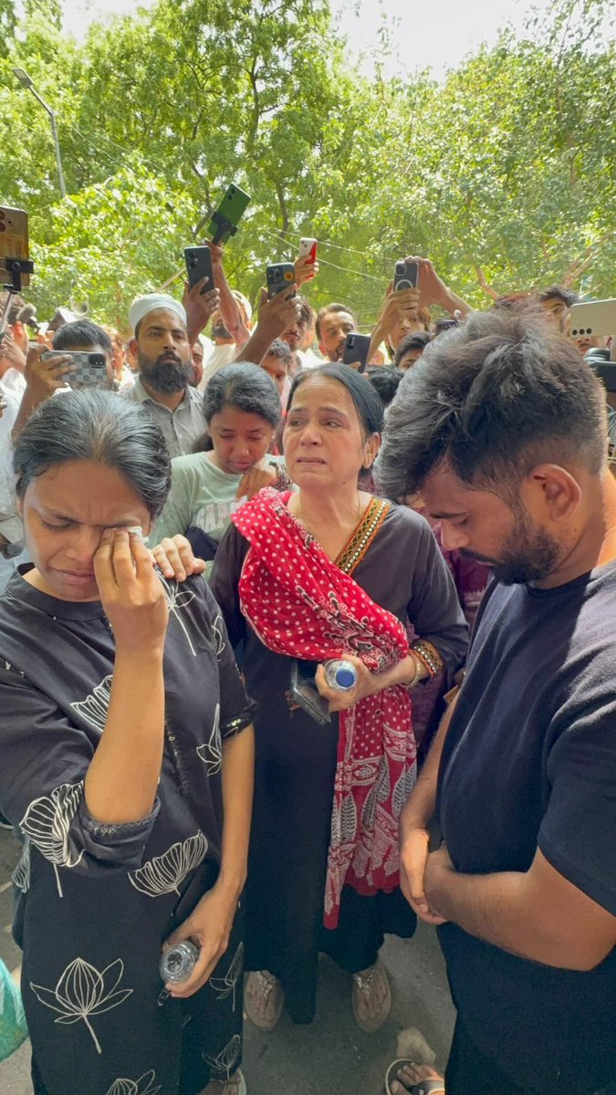 abhijeet_dipke's tweet photo. Amaira’s family came to our protest today, on her birthday, with food for the students who are protesting.

Amaira was just 9 years old when she died by suicide after being bullied at school. The school was Neerja Modi School, one of Rajasthan’s biggest schools.

After Amaira jumped from the fourth floor, the first thing the school administration did was clean the blood from the spot so that the media and others could not see it.

Eight months later, Amaira’s family is still fighting for justice. Yet no action has been taken against the school administration, the principal, or the teacher.

Today, on Amaira’s birthday, CJP pays tribute to her. We will stand with her family until she gets justice.

Happy Birthday, Amaira.